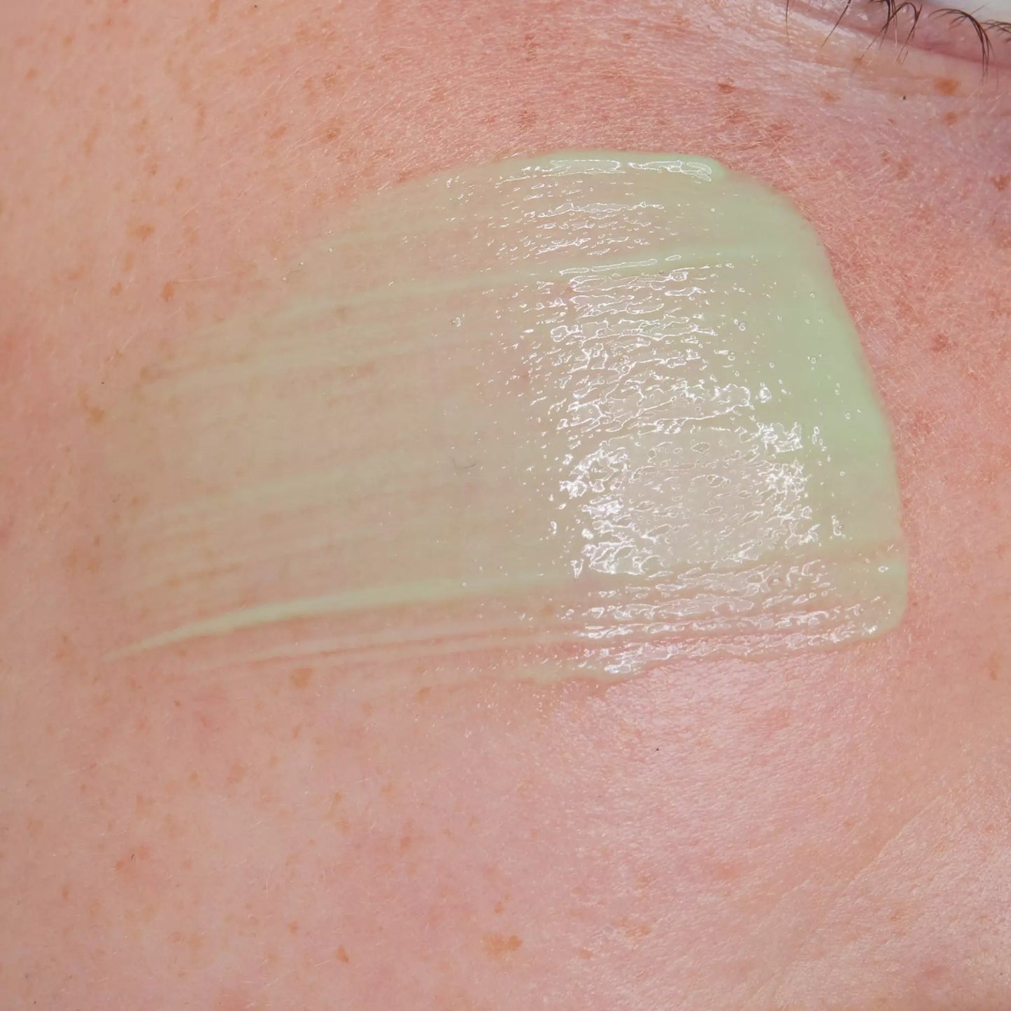 Essence REDNESS REDUCER FACE PRIMER